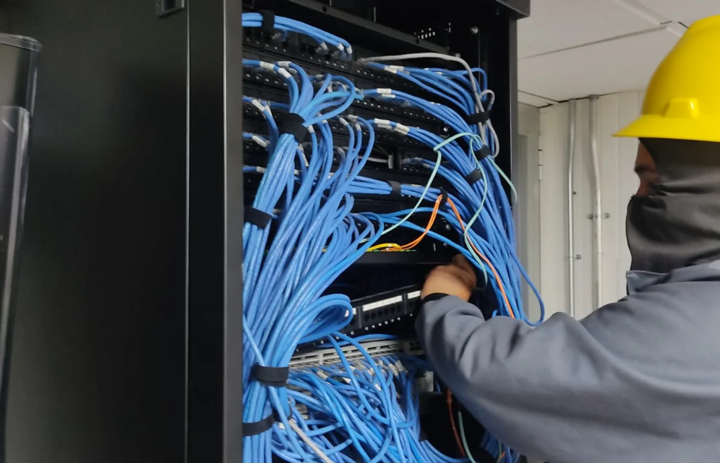 Gabinete de comunicación y cableado técnico