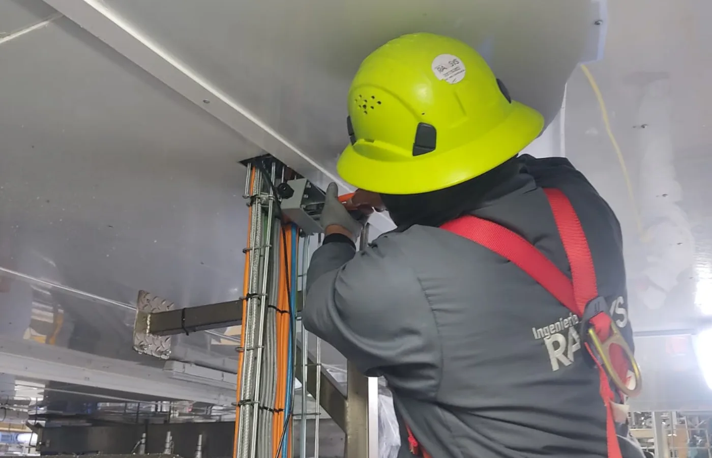 Técnico instalando sistema de video vigilancia en techo