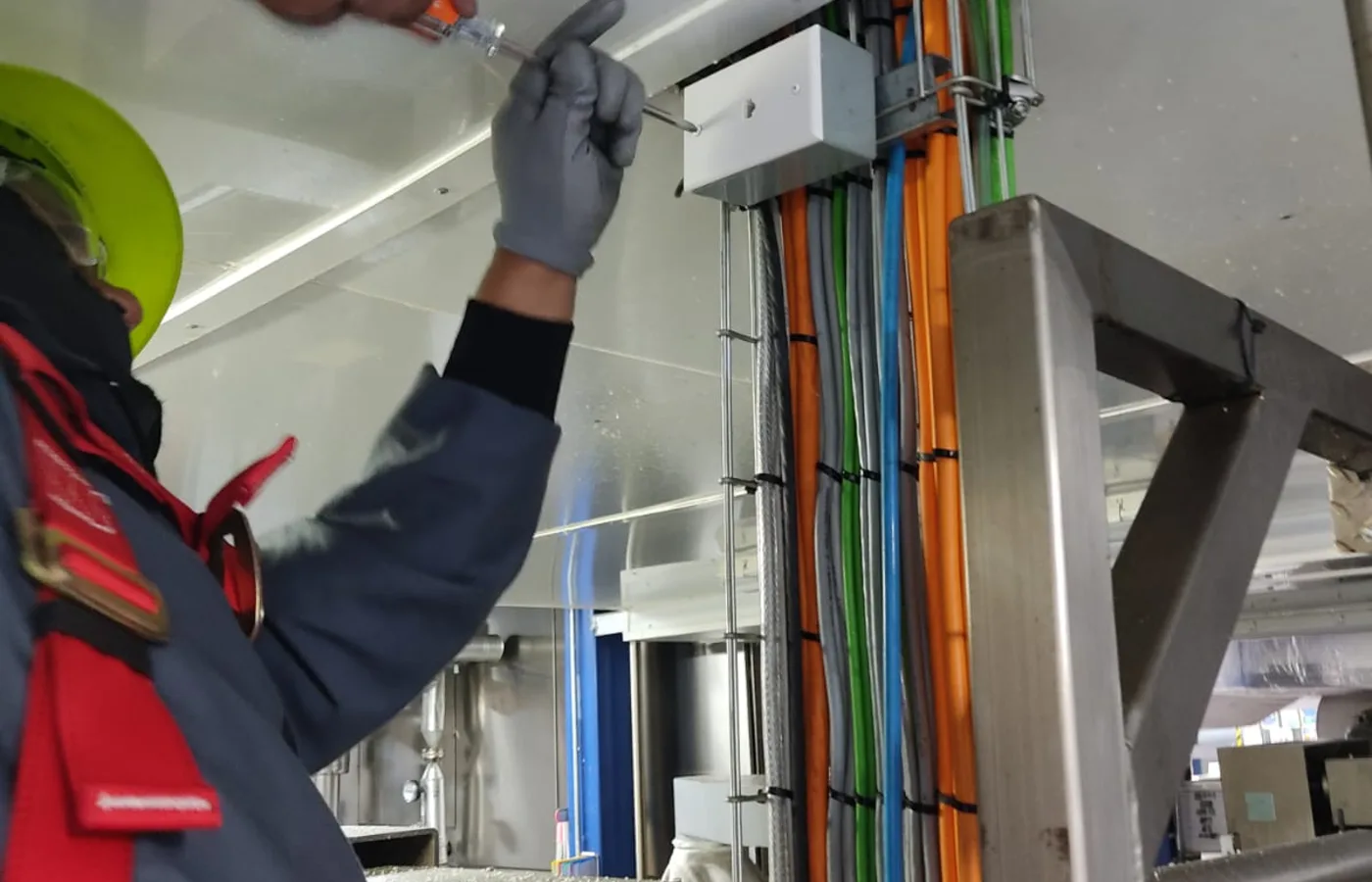 Técnico de Ingeniería RADSYS instalando cableado de un sistema de video vigilancia